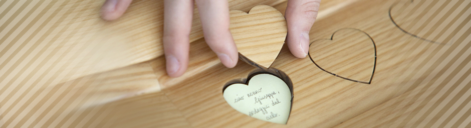 THE PAPER HEARTS - HEART SHAPED CARDS INSIDE A PROTECTIVE PLASTIC PACKET TOGETHER WITH THE BOOKLET AND MINI-PEN